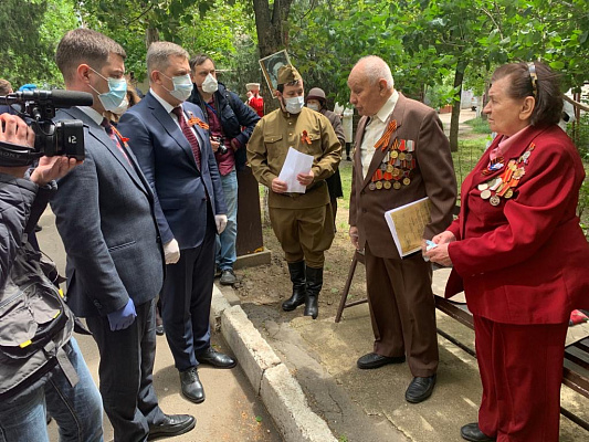 Дмитрий Ламейкин вместе с Кубанским казачьим хором поздравил семью ветеранов с Днем Великой Победы