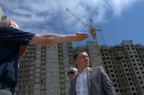 Олег Быков ознакомился с ходом работ на строительной площадке крупнейшего долгостроя Новоалтайска 