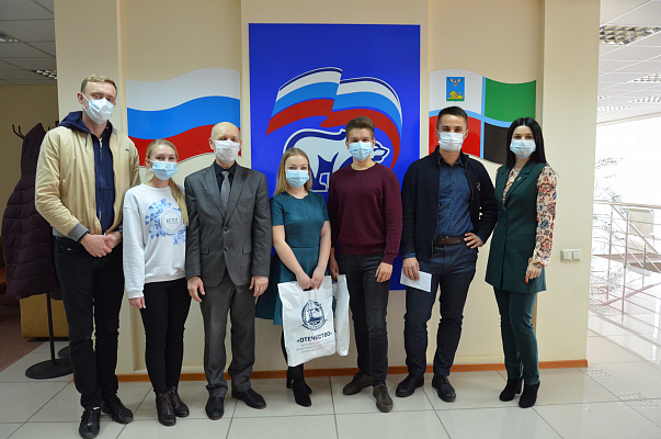 Сергей Боженов передал тысячу защитных многоразовых масок белгородским медикам и волонтерам