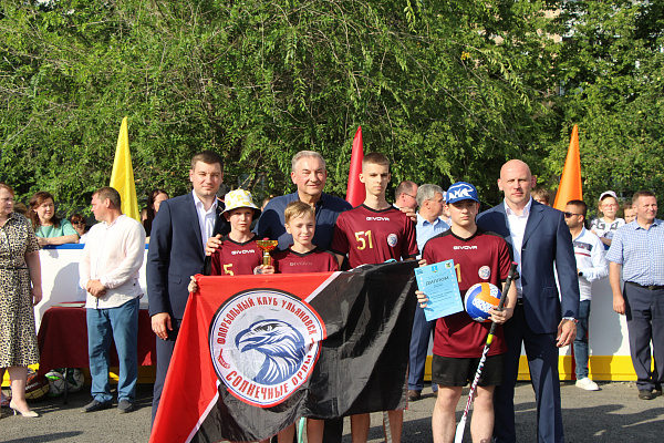 В Засвияжском районе Ульяновска при поддержке «Единой России» открыт новый хоккейный корт на территории школы №70