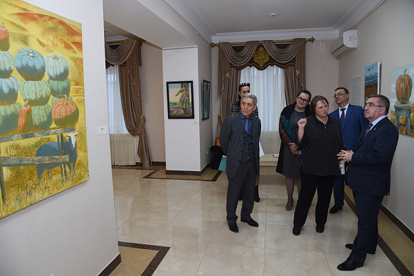 Юрий Левицкий посетил выставку известного дагестанского художника-живописца Натальи Савельевой