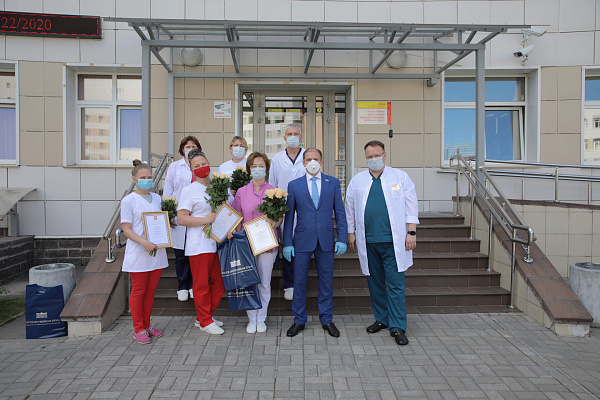 Михаил Романов вручил благодарности медицинским работникам клинической инфекционной больницы имени С.П. Боткина