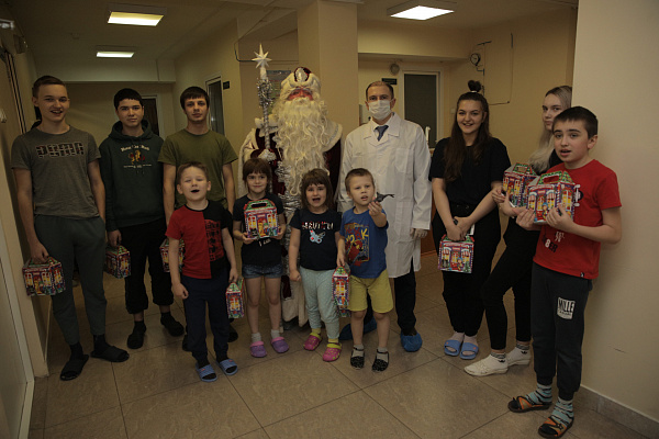 Михаил Романов поздравил маленьких пациентов больницы в Колпино с наступающим Новым годом