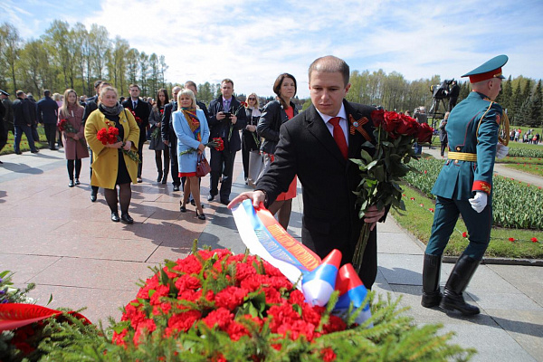 Михаил Романов возложил цветы к монументу Матери-Родины на Пискаревском кладбище