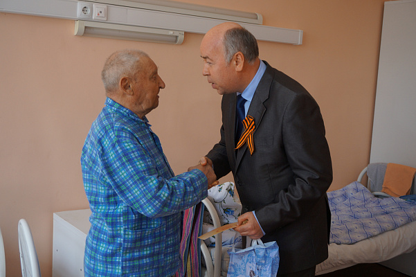 Валерий Иванов поздравил пациентов Ивановского госпиталя ветеранов войн с Днем Победы