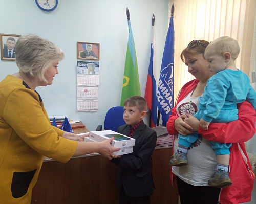 Юрий Смирнов приобрел планшеты для многодетной семьи из Вичугского района