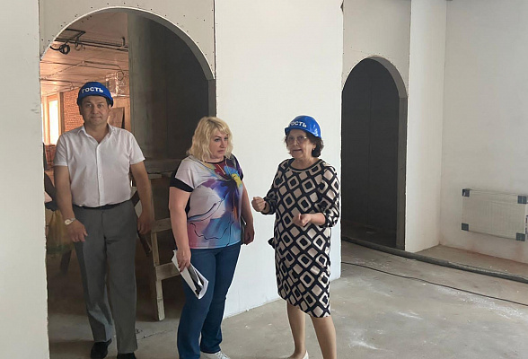 Римма Утяшева ознакомилась с ходом реконструкции уфимской гимназии 