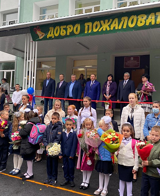 Сергей Яхнюк поздравил школьников Ломоносовского района с началом нового учебного года