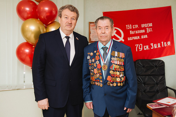 Анатолий Литовченко поздравил с юбилеем героя-фронтовика