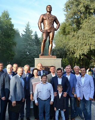Депутаты Госдумы приняли участие в открытии памятника борцу Владимиру Манееву в Новокузнецке