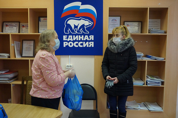 Валерий Иванов оказал помощь многодетным и малообеспеченным семьям