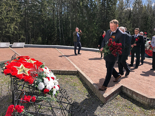 В честь Дня Победы в Ломоносовском районе Ленинградской области возложили цветы и венки