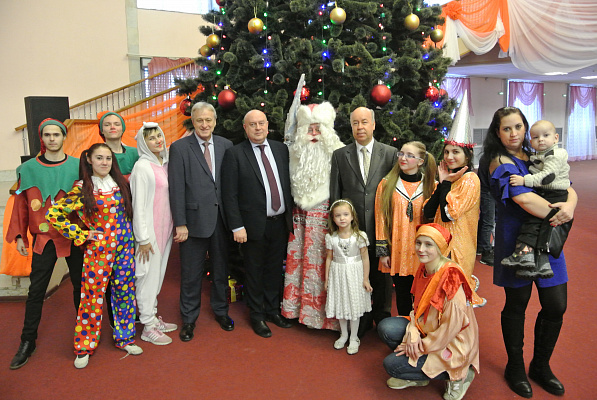 Депутаты фракции «ЕДИНАЯ РОССИЯ» подарили новогодний праздник детям из Ивановской области  