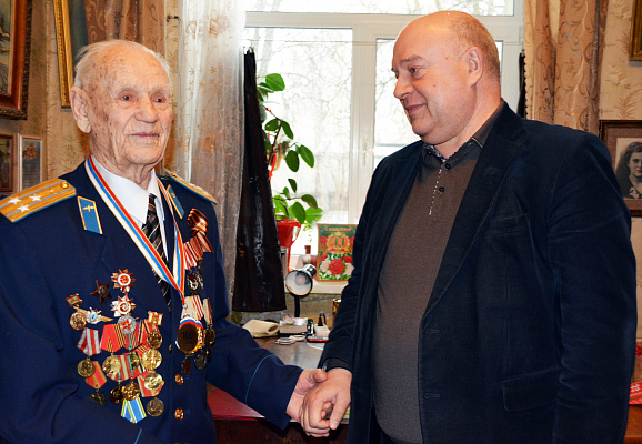 Алексей Хохлов поздравил ветерана Великой Отечественной войны с юбилеем