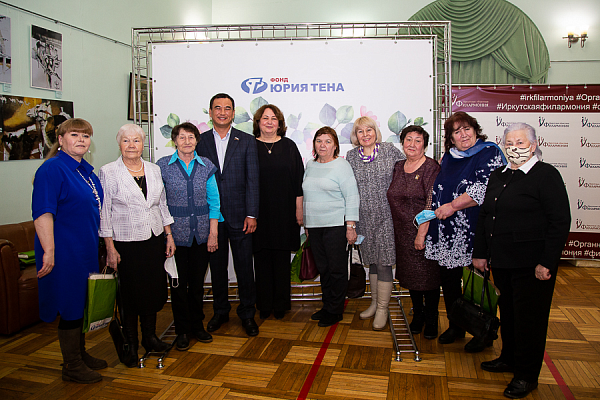 Продолжая добрую традицию: Сергей Тен поздравил жительниц Иркутской области с 8 Марта