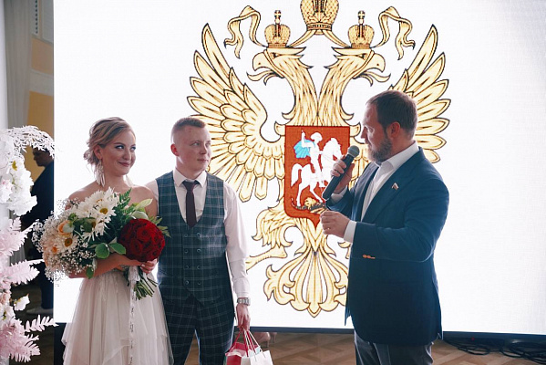Сергей Колунов поздравил участника СВО и его супругу с бракосочетанием 