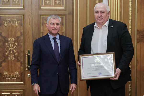 Мурат Хасанов получил Почетную грамоту за большой вклад в законотворческую деятельность и развитие  парламентаризма в России