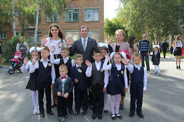 Виктор Зубарев поздравил школьников Сибири с началом учебного года 