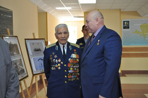 Андрей Красов передал подарки ветеранам Великой Отечественной войны