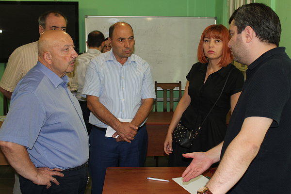 Гаджимет Сафаралиев провел встречу с инициативной группой дольщиков Махачкалы