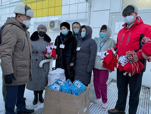 Врачи ковидных госпиталей в Республике Алтай получили подарки от «ЕДИНОЙ РОССИИ» 