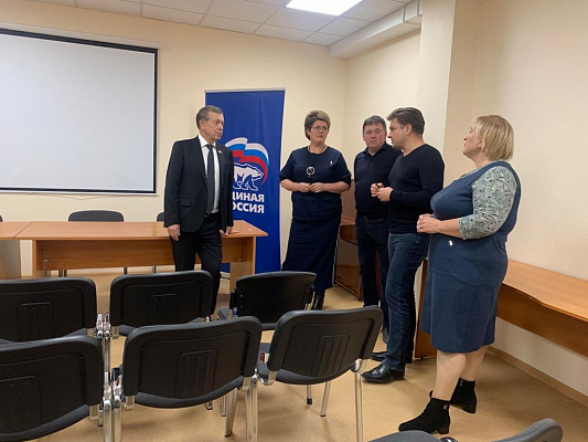 Владимир Катенев обсудил вопросы соцподдержки граждан с главами муниципальных округов Юнтолово и Озеро Долгое