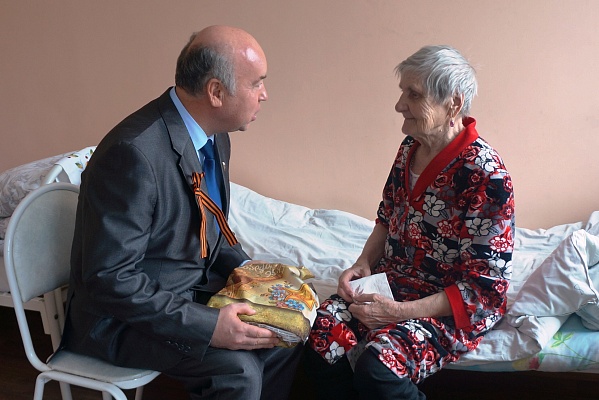 В канун Дня Победы Валерий Иванов посетил Ивановский госпиталь ветеранов войн