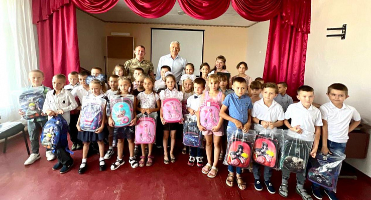 Леонид Огуль передал школам Кременского района ноутбуки для учителей, а ребятам - портфели со школьными принадлежностями