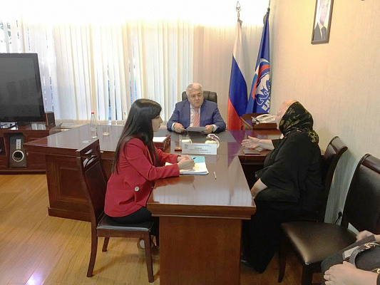 Депутат Госдумы Абдулмажид Маграмов провел прием граждан в Махачкале 