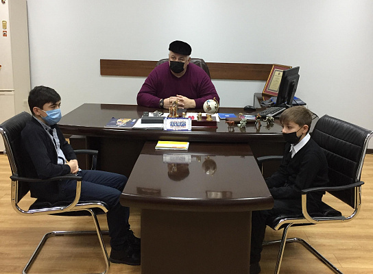 Мурат Хасанов исполнил новогодние желания детей из Адыгеи