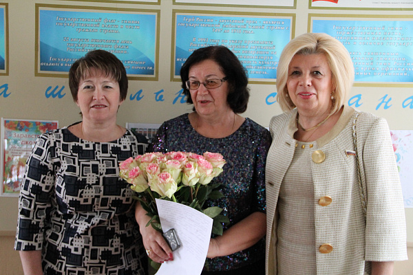 Наталия Пилюс поздравила коллектив средней школа №11 города Щекино с 50-летием