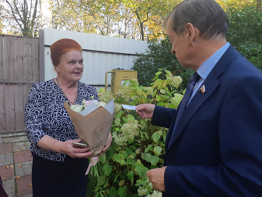 Владимир Катенев поздравил жителей поселка Песочный с Днем пожилого человека