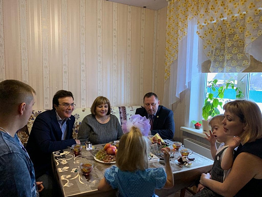 В канун Дня матери Александр Максимов приехал в гости к многодетной семье из села Безруково  