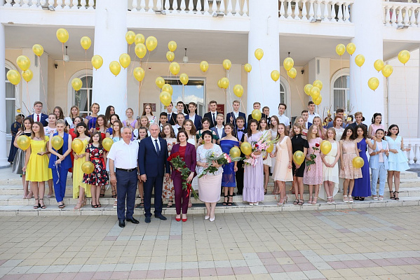 Наталья Костенко поздравила выпускников-медалистов Курганинского района с окончанием школы