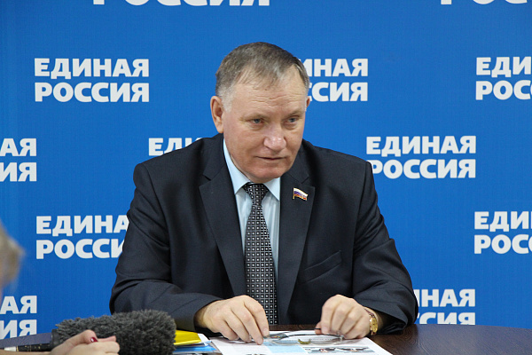 Василий Шишкоедов провел дистанционный прием граждан по личным вопросам в Курганской области
