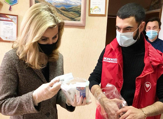 Елена Бондаренко посетила волонтерский центр в Георгиевске