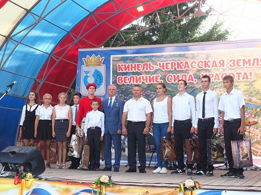 К юбилею муниципального района в селе Кинель-Черкассы установлен памятник воинам-авиаторам