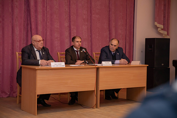 Михаил Романов провел встречу с жителями поселка Понтонный