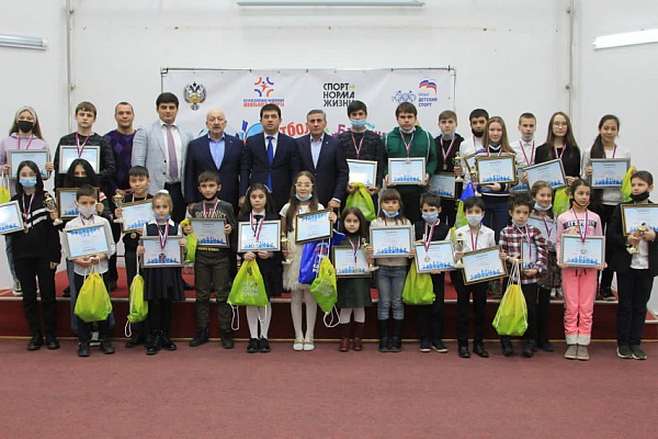 Гаджимет Сафаралиев наградил победителей турнира по быстрым шахматам в Дагестане