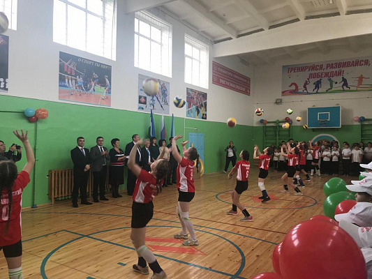 Рима Баталова посетила школу-интернат в селе Арлан, где открылся после реконструкции новый спортивный зал 