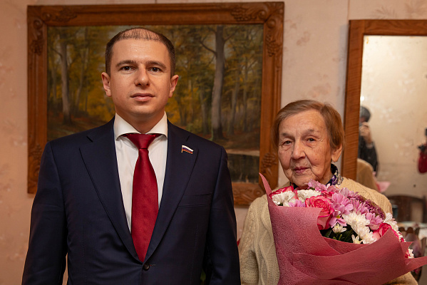 Михаил Романов поздравил участницу Великой Отечественной войны из Фрунзенского района со столетним юбилеем 
