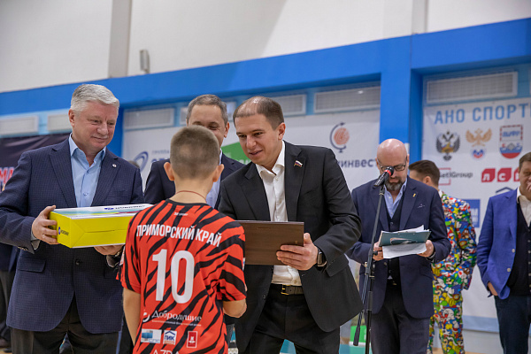 Михаил Романов принял участие в церемонии награждения победителей международного турнира по мини-футболу среди воспитанников детских домов