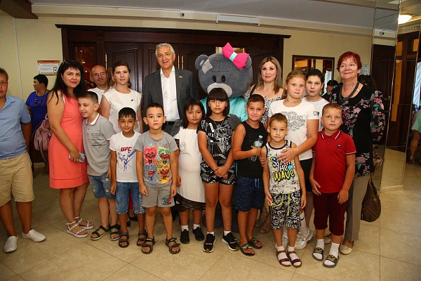 Леонид Огуль организовал для детей из многодетных и малообеспеченных семей праздник в честь Дня знаний 