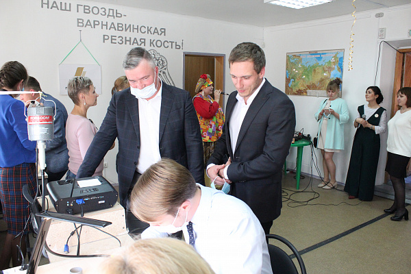 Артем Кавинов принял участие в открытии мастерской резьбы по кости в Варнавино