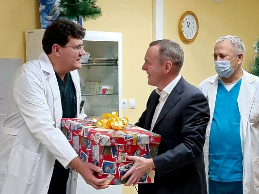 Константин Бахарев передал в крымскую республиканскую больницу подарки для детей