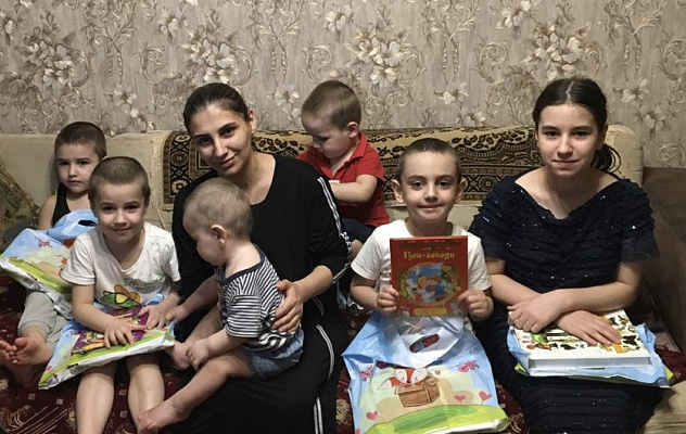 Заур Аскендеров поздравил многодетные семьи в Махачкале с Международным днем защиты детей