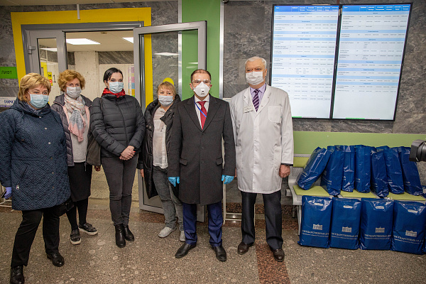 Михаил Романов передал сотрудникам поликлиник Колпнского района Санкт-Петербурга защитные маски и халаты