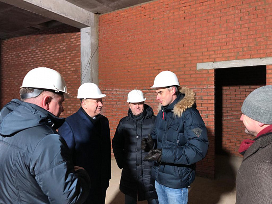 Сергей Яхнюк проконтролировал ход строительства детского сада в Малом Верево
