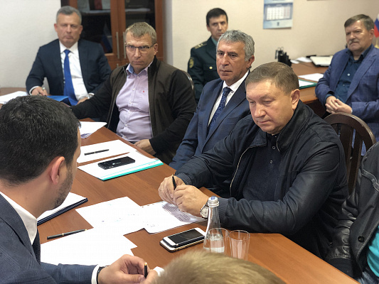 Сергей Яхнюк: В Ивангороде должны постепенно решить проблемы с грузовым транспортом на границе