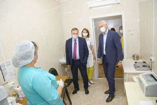 Леонид Огуль и глава астраханского минздрава Александр Буркин посетили медучреждения Верхнего и Нижнего Баскунчака